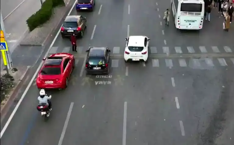 Adana'da Dronla Yaya Geçidi Uygulaması: 21 Sürücüye Ceza!